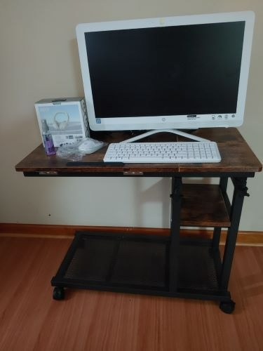 컴퓨터와 이동식 책상.jpg