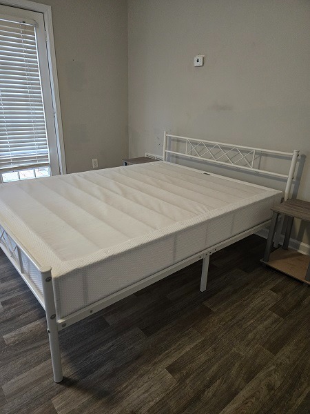 퀸사이즈 프레임과 박스스프링 30불.jpg