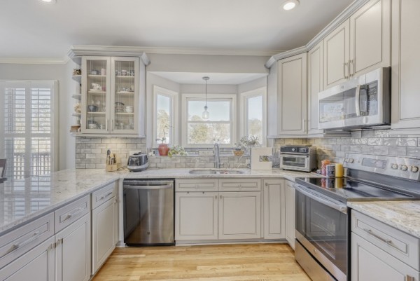 2285 Wildwood Lake Drive - Print Quality - 012 - 12 Kitchen.jpg