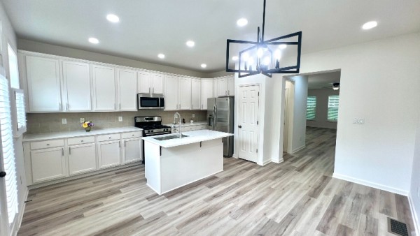 4 Kitchen.jpg